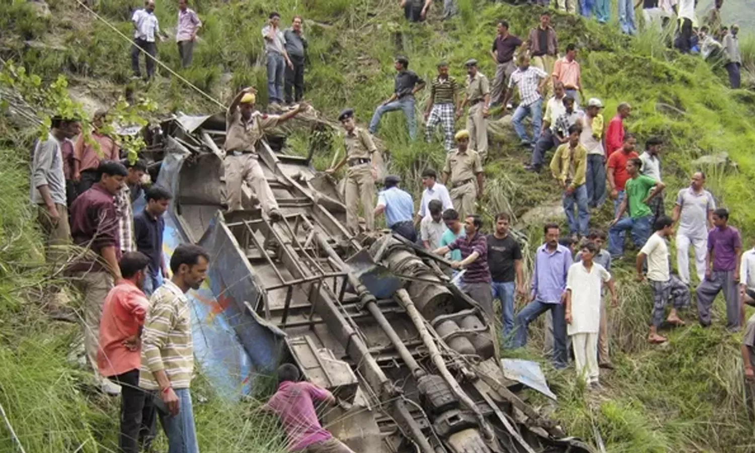 ஜம்மு காஷ்மீரில் 300 அடி பள்ளத்தாக்கில் பேருந்து கவிழ்ந்து விபத்து- 36 பேர் உயிரிழப்பு ஜம்மு காஷ்மீரில் 300 அடி பள்ளத்தாக்கில் பேருந்து கவிழ்ந்து விபத்து- 36 பேர் உயிரிழப்பு