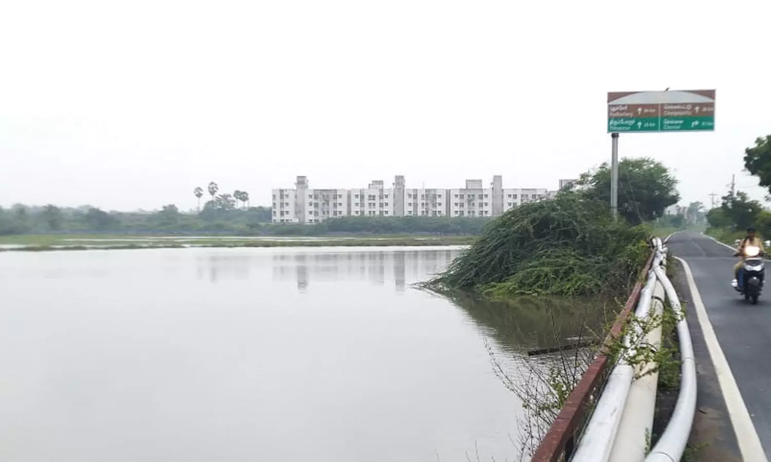 தொடர்மழை எதிரொலி- பக்கிங்காம் கால்வாயில் நீர்வரத்து அதிகரிப்பு தொடர்மழை எதிரொலி- பக்கிங்காம் கால்வாயில் நீர்வரத்து அதிகரிப்பு