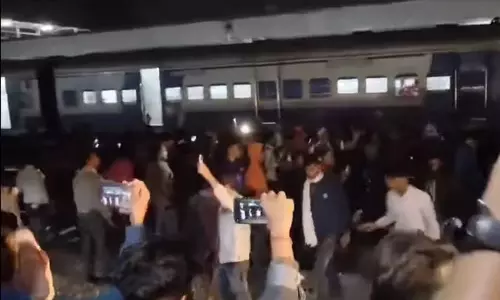 சிறப்பு ரெயில் திடீர் ரத்து: ரெயில் நிலையத்தை கற்களால் தாக்கிய பயணிகளால் பரபரப்பு