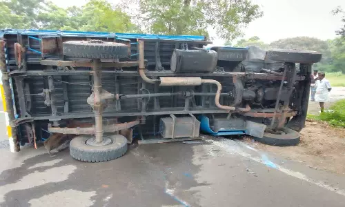 காங்கயம் அருகே வேன் கவிழ்ந்து விபத்து - 11 பேர் காயம்