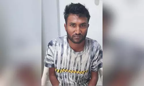 விபத்தில் குழந்தையுடன் தி.மு.க. கவுன்சிலர் பலி: காரை ஓட்டி வந்த இன்ஜினியரிங் கல்லூரி மாணவர் கைது