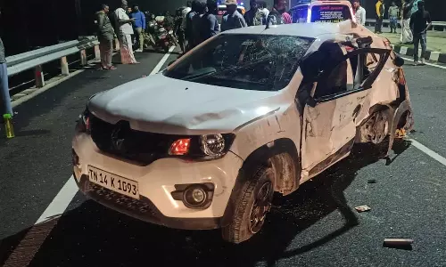 பழனி அருகே கார் டயர் வெடித்து 2 வாலிபர்கள் பலி