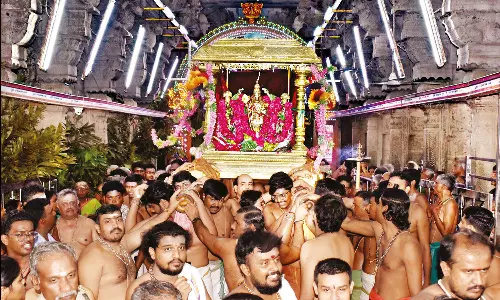 திருச்செந்தூரில் கந்தசஷ்டி விழா: ஜெயந்திநாதர், அம்பாள்களுடன் தங்க சப்பரத்தில் பவனி