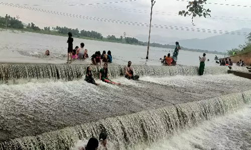 தொடர் மழையால் குடகனாறு தடுப்பணையில் ஆர்ப்பரித்து கொட்டும் தண்ணீர்