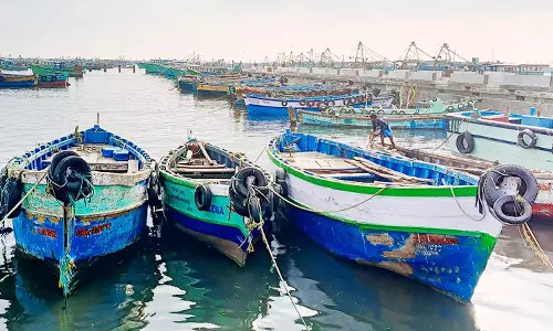 தூத்துக்குடி மாவட்டத்தில் மீனவர்கள் 5-வது நாளாக இன்று கடலுக்கு மீன்பிடிக்க செல்லவில்லை