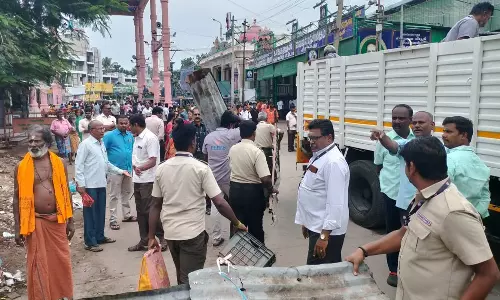 சூரசம்ஹாரத்தை முன்னிட்டு பழனி கிரி வீதியில் இன்று ஆக்கிரமிப்புகள் அகற்றம்