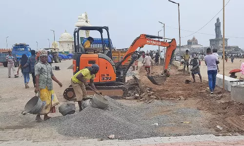 சபரிமலை சீசனை யொட்டி கன்னியாகுமரி கடற்கரையில் அழகுபடுத்தும் பணி