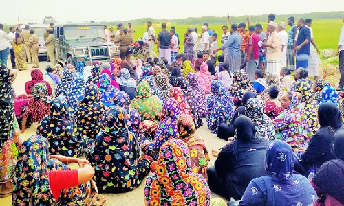 வனத்துறையினரை கண்டித்து பொதுமக்கள் சாலை மறியல்