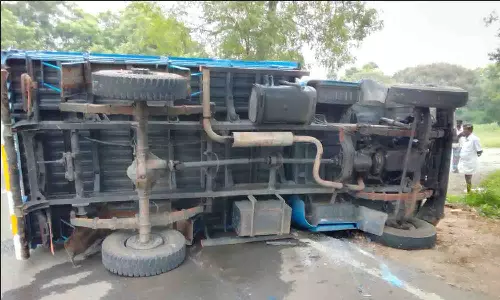 காங்கயம் அருகே வேன் கவிழ்ந்து விபத்து - 11 பேர் காயம்