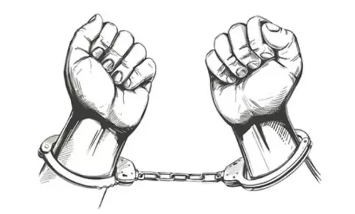 அ.தி.மு.க. பிரமுகர் ஓட்டலை அடித்து நொறுக்கிய 3 பேர் கைது