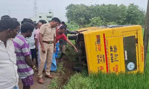 விருத்தாசலம் அருகே விளை நிலத்தில் கவிழ்ந்த தனியார் பள்ளி வேன்: சாலை மறியல் - முற்றுகை போராட்டம்