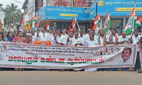 மத்திய அரசை கண்டித்து காங்கிரஸ் கட்சி சார்பில் ஆர்ப்பாட்டம்