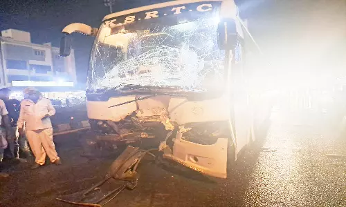 தடுப்பு சுவரில் அரசு பஸ் மோதி விபத்து