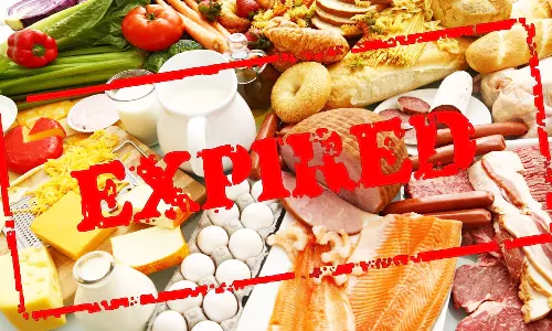 காலாவதியான உணவு பொருட்களை வீசி சென்ற கும்பல்