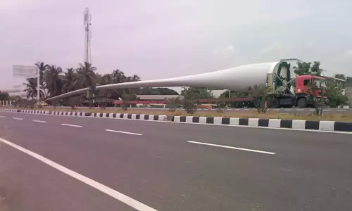 நீண்ட லாரியால் போக்குவரத்து பாதிப்பு