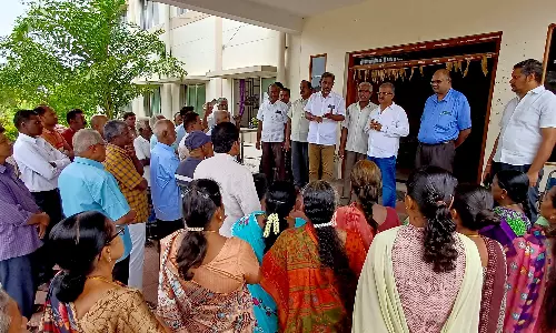 நீர்வழிப் பாதை ஆக்கிரமிப்புகளை அகற்றக் கோரி அன்னூர் தாலுகா அலுவலகத்தை முற்றுகையிட்ட பொதுமக்கள்