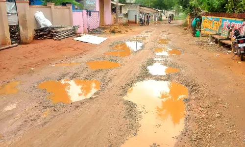 களக்காடு அருகே பழுதடைந்த சாலையால் போக்குவரத்து பாதிப்பு