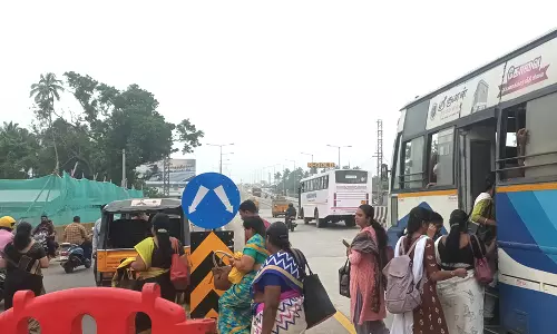 கிணத்துக்கடவு பஸ் நிலையம் அருகே திடீர் சாலை பணியால் போக்குவரத்து பாதிப்பு