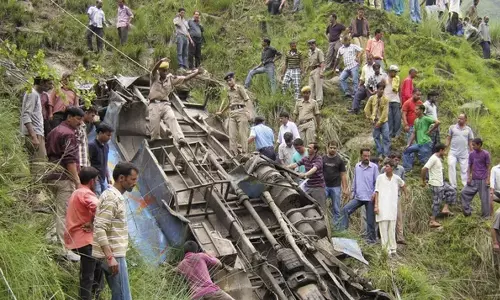 ஜம்மு காஷ்மீரில் 300 அடி பள்ளத்தாக்கில் பேருந்து கவிழ்ந்து விபத்து- 36 பேர் உயிரிழப்பு