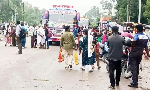 அரூர் பஸ் நிலையத்தில் 2-வது நாளாக பயணிகள் கூட்டம் அதிகரிப்பு