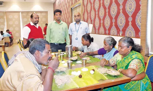 தீபாவளி குப்பைகள் அகற்றிய தூய்மை பணியாளர்களை பாராட்டி ஓட்டலில் அசைவ விருந்து