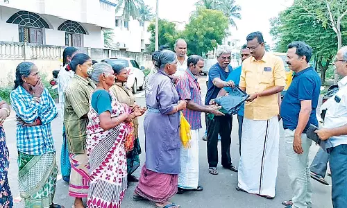 தூய்மை பணியாளர்களுக்கு மழைக்கோட்