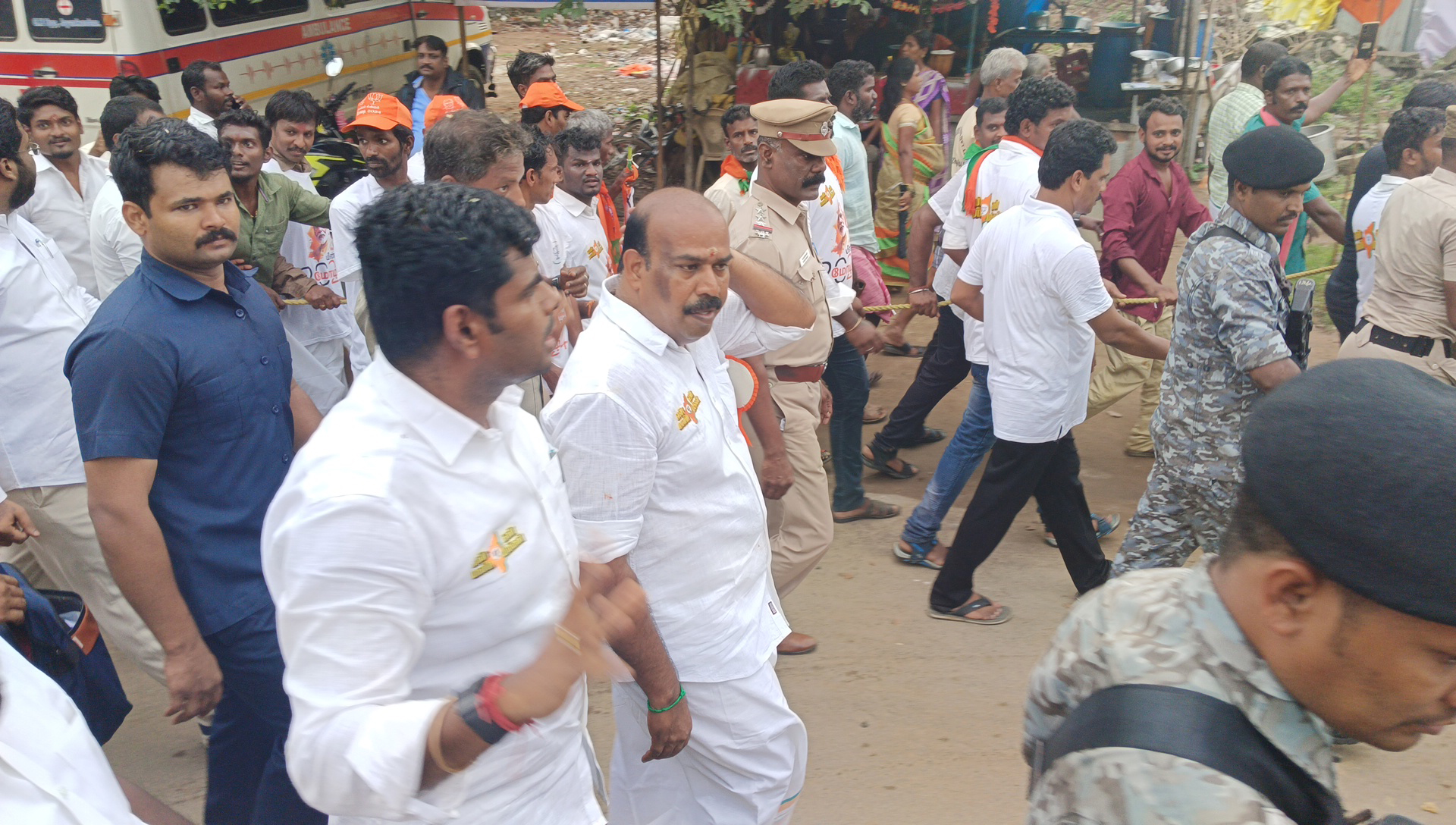 தி.மு.க. இளைஞர்களை ஏமாற்றி கையெழுத்து இயக்கம் நடத்துகிறது - அண்ணாமலை