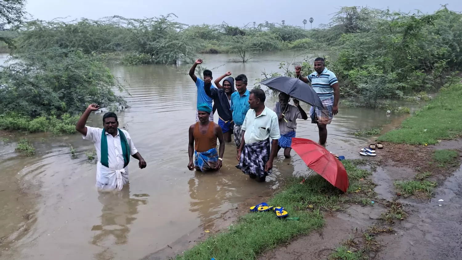 காரைக்கால் செல்லூரில் :வாய்க்கால் தூர்வாராததை கண்டித்து விவசாயிகள் போராட்டம் காரைக்கால் செல்லூரில் :வாய்க்கால் தூர்வாராததை கண்டித்து விவசாயிகள் போராட்டம்