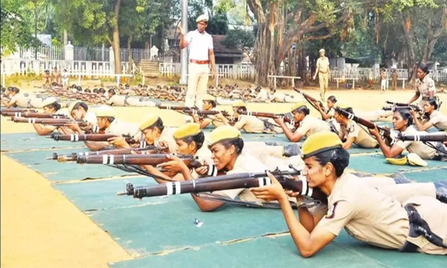 வேலூரில் 2-ம் நிலை பெண் காவலர்களுக்கு துப்பாக்கி சுடும் பயிற்சி தொடக்கம் வேலூரில் 2-ம் நிலை பெண் காவலர்களுக்கு துப்பாக்கி சுடும் பயிற்சி தொடக்கம்