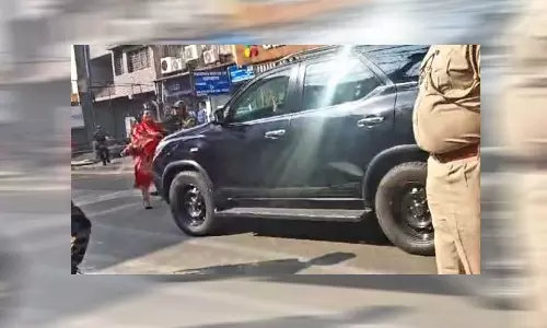 பிரதமரை பார்ப்பதற்கான அனைத்து முயற்சிகளும் தோல்வி: இறுதியில் வாகனத்தை வழிமறித்த பெண்