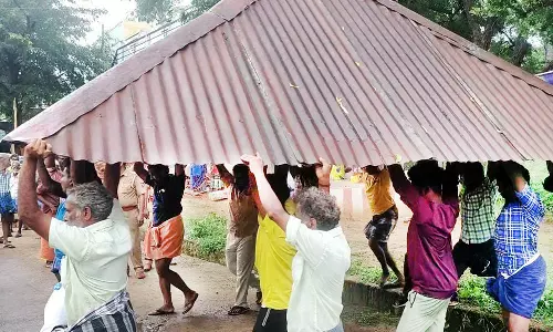 கோம்பையில் கோர்ட்டு உத்தரவின்பேரில் கருப்பசாமி கோவில் பீடம் அகற்றம்