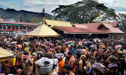 சபரிமலையில் நடை திறப்பு : வனப்பகுதி வழியாக செல்லும் பக்தர்களுக்கு கட்டுப்பாடு