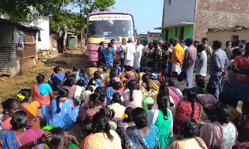 குடிநீர் வசதி கேட்டு அரசு பஸ்சை சிறைபிடித்து மறியல் போராட்டம்-ஆண்டிபட்டியில் பரபரப்பு