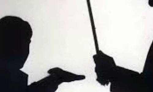 அரசு பள்ளியில் முடி வெட்டவில்லை எனக்கூறி மாணவருக்கு பிரம்பால் அடி: தலைமையாசிரியர் மீது புகார்