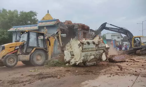 4 வழிச்சாலை விரிவாக்க பணிக்காக கோவிலை இடித்து அகற்றம்-பொதுமக்கள் எதிர்ப்பு