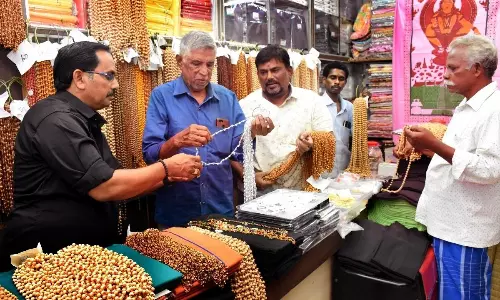 சரண கோஷத்துடன் மாலை அணிய தயாராகும் அய்யப்ப பக்தர்கள்