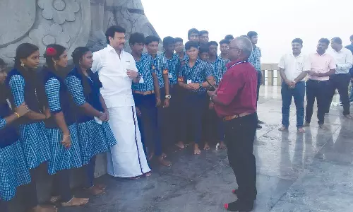 கன்னியாகுமரி திருவள்ளுவர் சிலையை பார்வையிட்ட அமைச்சர் அன்பில் மகேஷ் பொய்யாமொழி