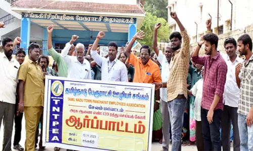 சங்ககிரியில் பேரூராட்சி ஊழியர் சங்கத்தினர் ஆர்ப்பாட்டம்