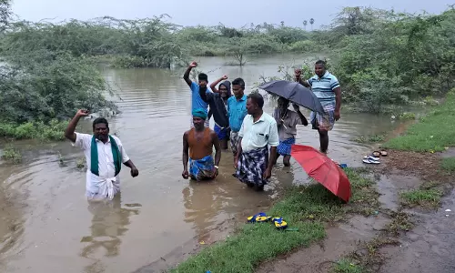 காரைக்கால் செல்லூரில் :வாய்க்கால் தூர்வாராததை கண்டித்து விவசாயிகள் போராட்டம்