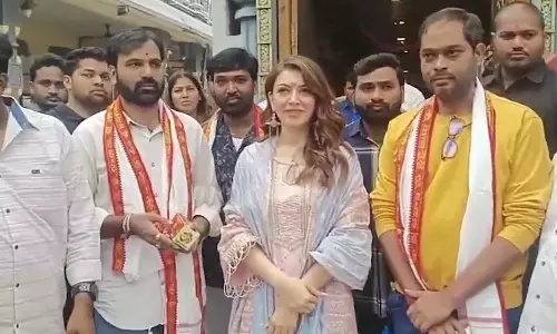 ஆந்திராவில் கனக துர்க்கை அம்மன் கோவிலில் நடிகை ஹன்சிகா தரிசனம்