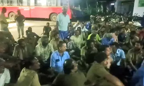 பஸ்சில் புகுந்து டிரைவருக்கு அரிவாள் வெட்டு: போக்குவரத்து பணிமனையில் டிரைவர்-கண்டக்டர்கள் போராட்டம்