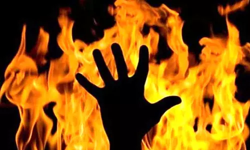 பேரூர் அருகே பெட்ரோலை ஊற்றி தீக்குளித்த வாலிபர்