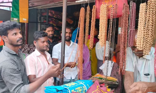 துளசி மாலை, வேஷ்டி வாங்க குவிந்த அய்யப்ப பக்தர்கள்