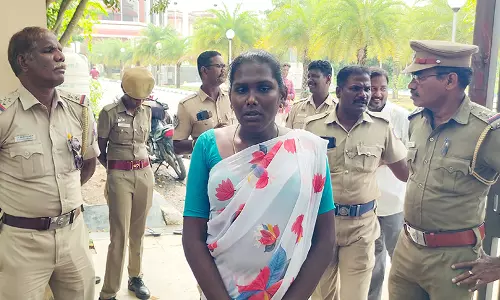 கணவனுடன் சேர்த்து வைக்க கோரிகடலூர் கலெக்டர் அலுவலகத்தில் தீக்குளிக்க முயன்ற திருநங்கை