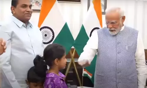 மேஜிக் வித்தகரான மோடி - ரசித்த குழந்தைகள்