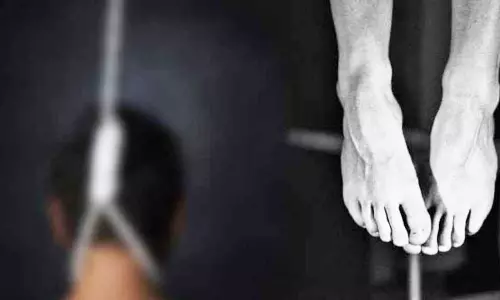 சூப்பர் மார்க்கெட் உரிமையாளர் தூக்கிட்டு தற்கொலை