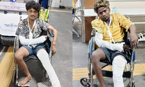 27 வாகனங்களை அடித்து நொறுக்கிய 2 ரவுடிகள்: தப்பி ஓடியபோது தவறி விழுந்து கால் முறிந்தது