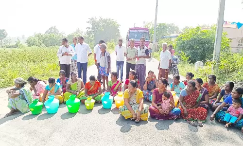 குடிநீர் கேட்டு பொதுமக்கள் சாலை மறியல்