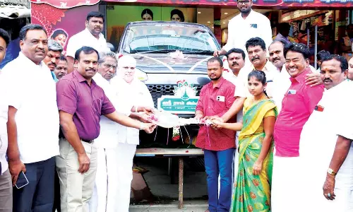 பாலக்கோடு ஸ்ரீராம் சில்க்ஸில்  ரூ.6 லட்சம்  மதிப்பிலான காரை வென்ற பெண்