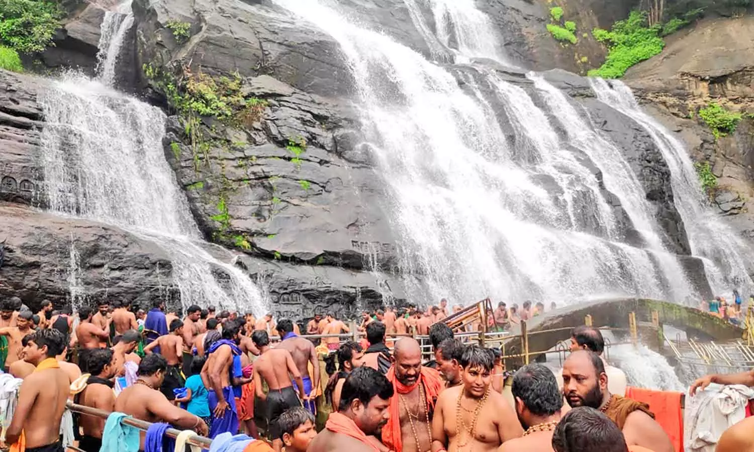 குற்றாலத்தில் புனித நீராடி மாலை அணிந்த ஐயப்ப பக்தர்கள் குற்றாலத்தில் புனித நீராடி மாலை அணிந்த ஐயப்ப பக்தர்கள்